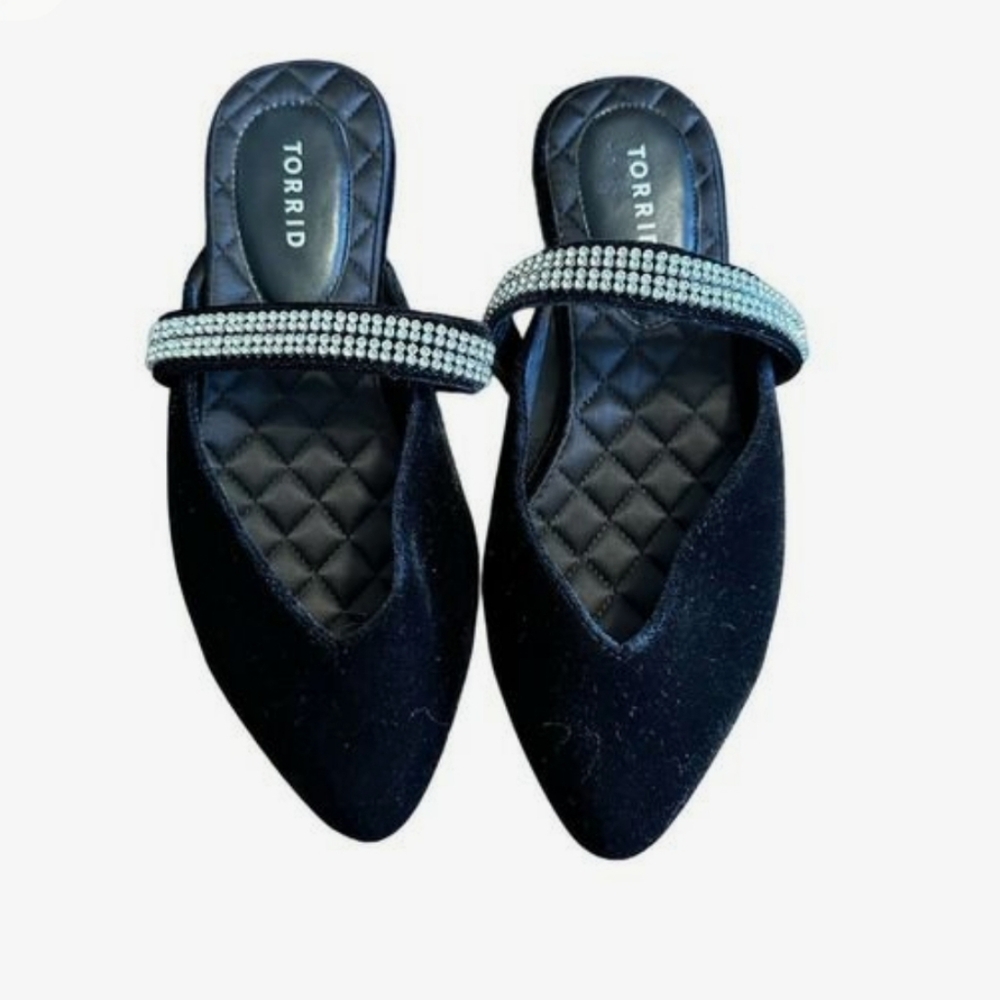 🆕️✨️ 7.5 WW BLACK WITH RHINESTONE DETAILS POINTED TOE FLATS✨️